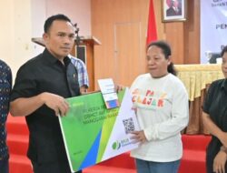 Ketua DPRD Mabar Hadiri Penyerahan Kartu Jamsos BPJS untuk 7.816 Pekerja Rentan