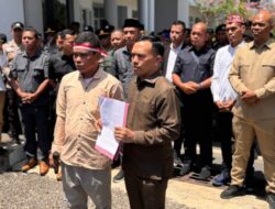Massa FMPD Geruduk DPRD Mabar, Pimpinan Bersama Anggota Dewan Turun Temui Demonstran