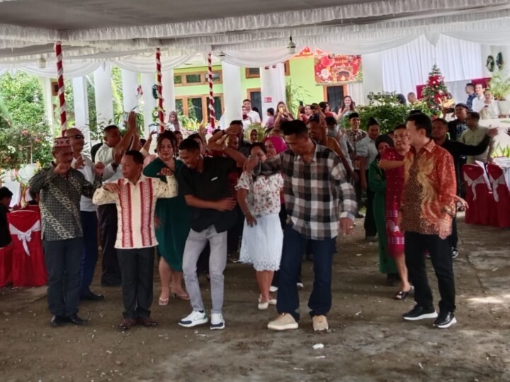 Momen Natal Penuh Keakraban, Bupati dan Wabup Ngada Berjoget Ja’i Bersama Warga Manggarai Barat 2 IMG 20251225 183212