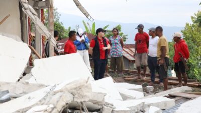 Stevano Rizky Adranacus Turun Langsung di Tengah Puing Rumah Warga Korban Gempa Flores