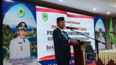 Wabup Yulianus Weng Lantik 11 Pejabat Administrator, Tegaskan Jabatan Adalah Amanah
