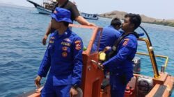 Pencarian Korban Tenggelam KM Feronia Diperluas, Polisi Bersama Tim SAR Gabungan Sisir Bangkai Kapal